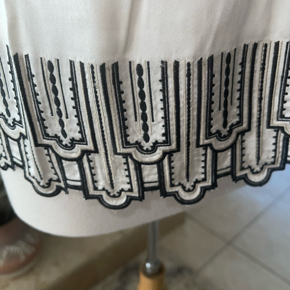 White House Black Market 100% Silk Cream Black Embroidered Bottom Tank Top Sz 8 - Picture 12 of 13